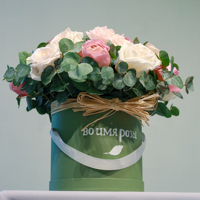 27. Ароматные садовые розы в шляпной коробке