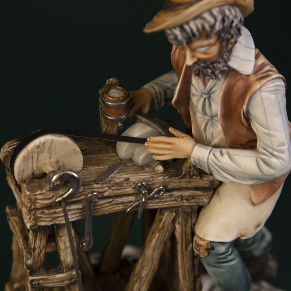 Фарфоровая мануфактура Capodimonte «Точильщик ножей»