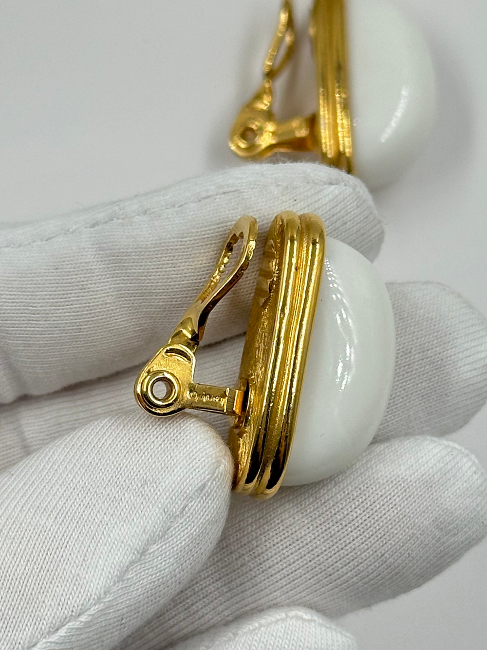 Клипсы с белыми вставками Monet