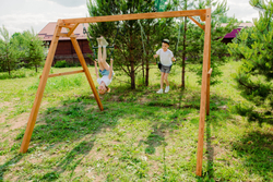 Деревянные качели с трапецией и гибкими качелями