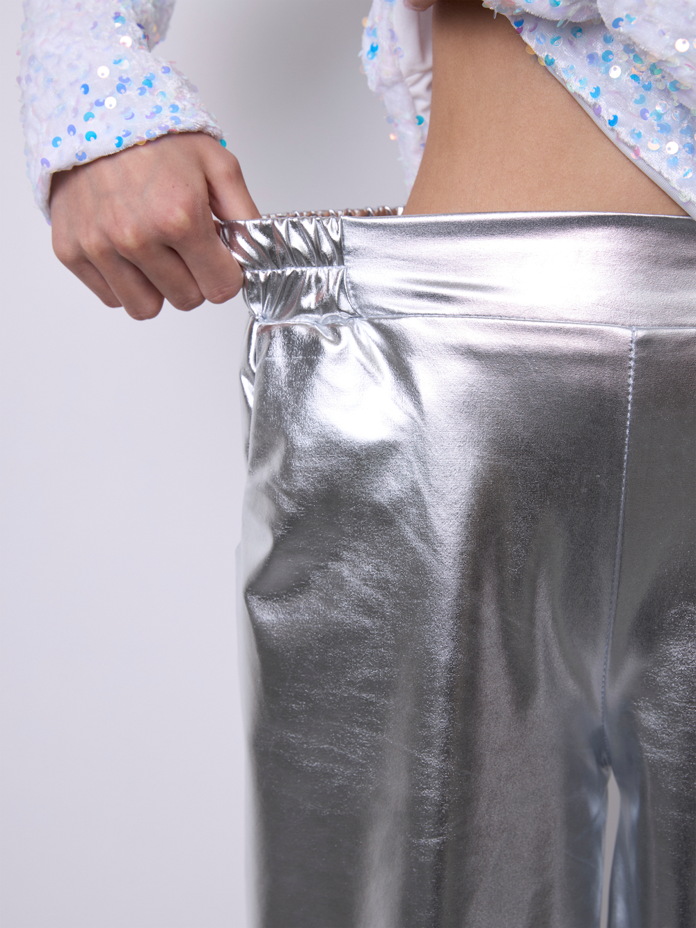 Костюм брючный праздничный с пайетками для девочки белый