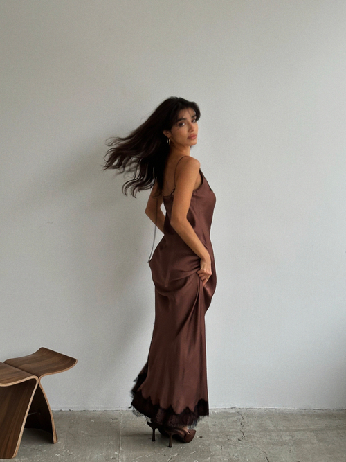 Комбине с разрезом и кружевом