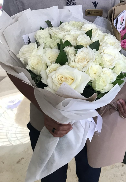 Букет из 31 Белой Розы в Дизайнерской Упаковке в Вазе