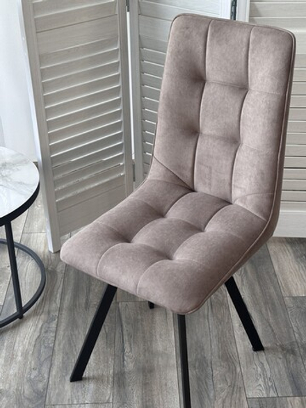 Стул М-City DISAUR Дарлинг поворотный на поворотный на 360 градусов, B5 Капучино, Велюр, Черный каркас