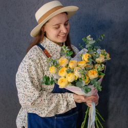 146. Солнечный букет из пионовидных роз и оксипеталума