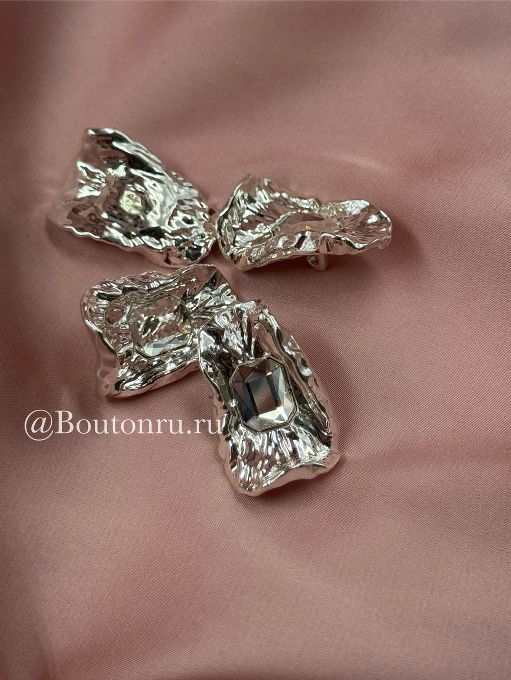 Пуговицы мятые серебро с крупным стразом