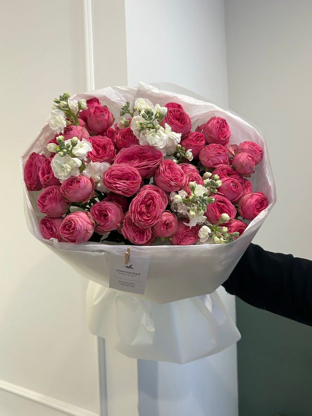 Букет из ярких кустовых пионовидных роз и маттиолы