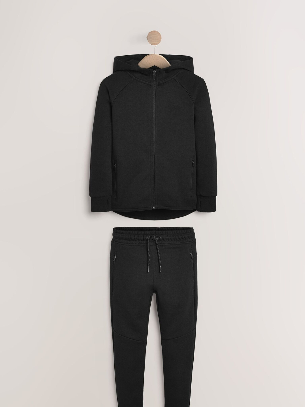 Толстовка на молнии с капюшоном и джоггеры в комплекте для мальчика Next 296-799, Черный
