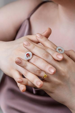 Кольцо сборное из серебра со вставками из зелёного и бесцветных фианитов