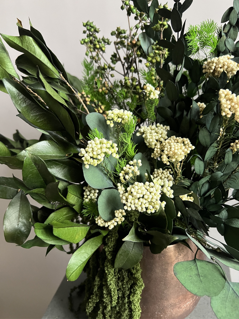 Композиция в кашпо Озотамнус