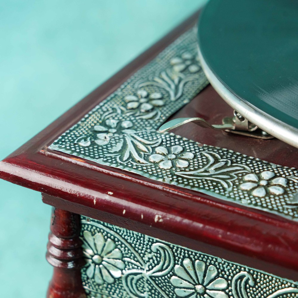 Граммофон с латунными чеканками