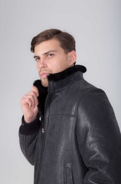 короткая мужская дубленка из овчины с мехом