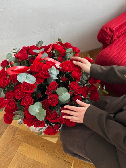 Цветочная корзина из красных кустовых роз и эвкалипта размер XL