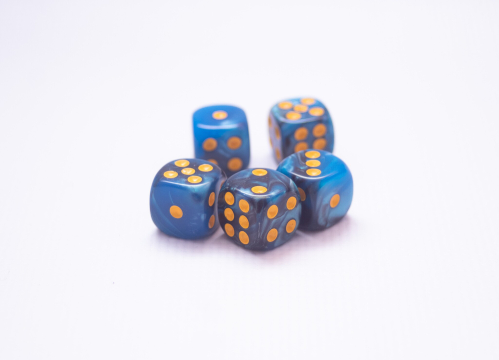 Кости Д6 12 мм. многоцветные черно-синие - 5 шт.