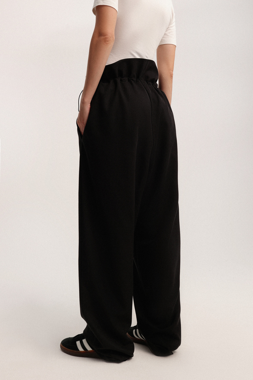 Брюки о-силуэта на кулисе