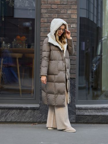 Длинный двусторонний коричнево-белый пуховик