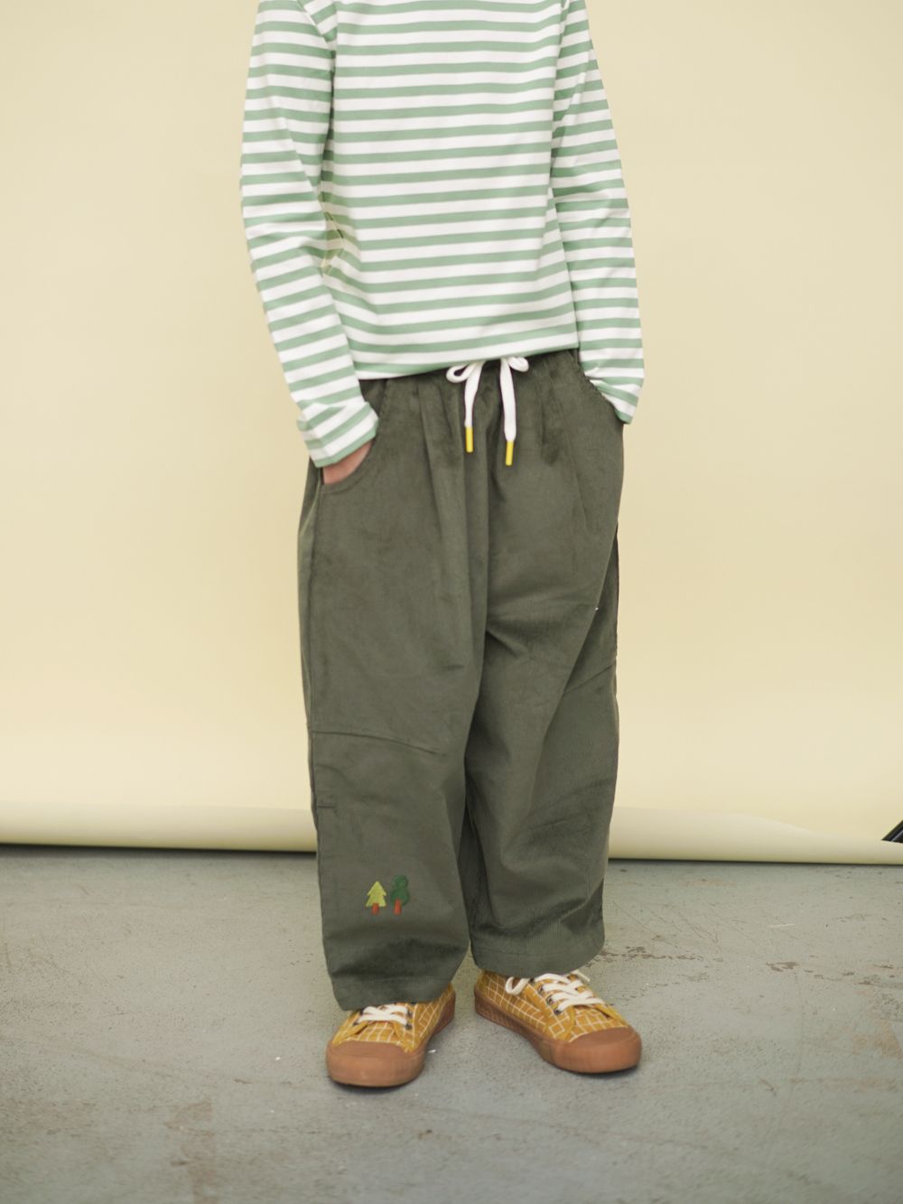 Широкие брюки хаки с вышивкой ЛЕС