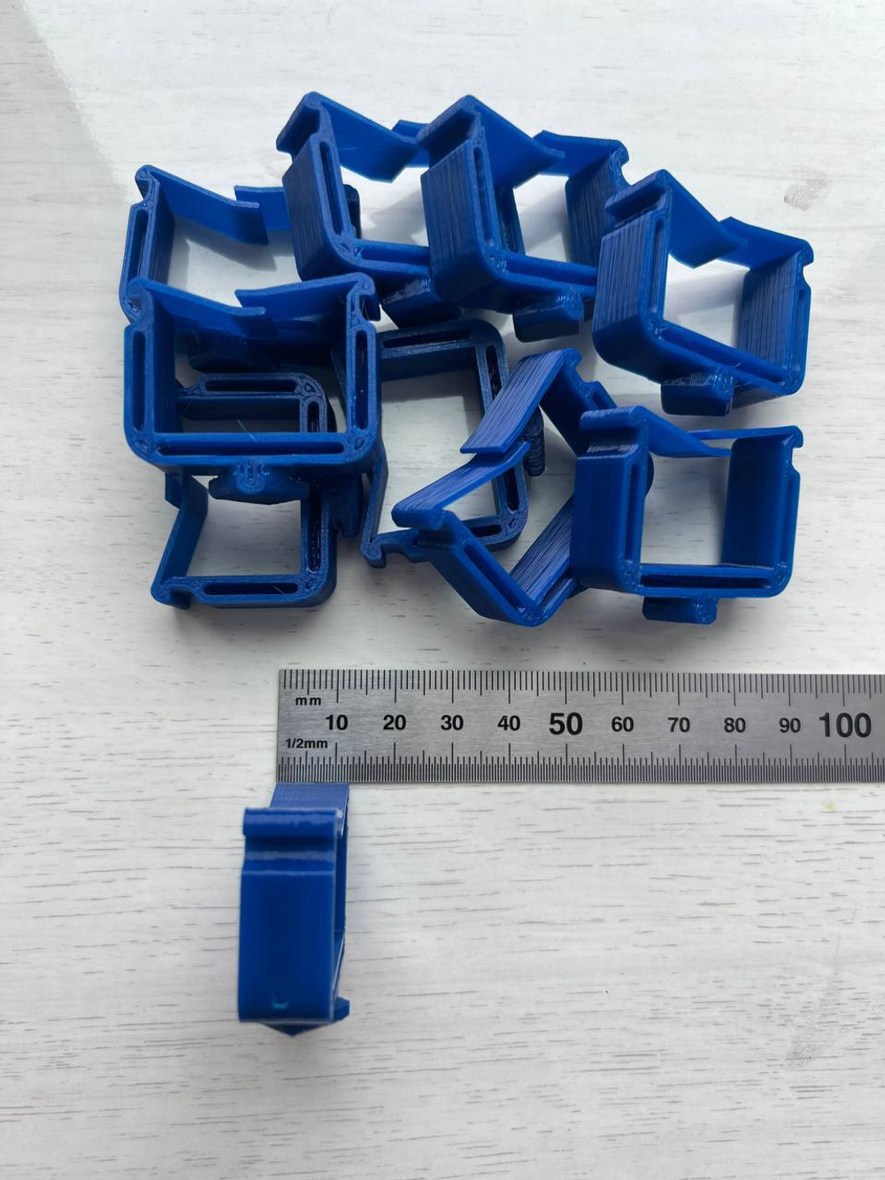 Пластиковый зажим ED44P10 для фиксации в шкафу кабеля (10шт упаковка) диам. до 28.5мм (крепится на DIN-рейку)