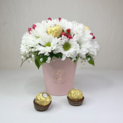 Сладкий букет из хризантемы, гипсофилы и конфет Ferrero Rocher в стаканчике "Жемчужина"