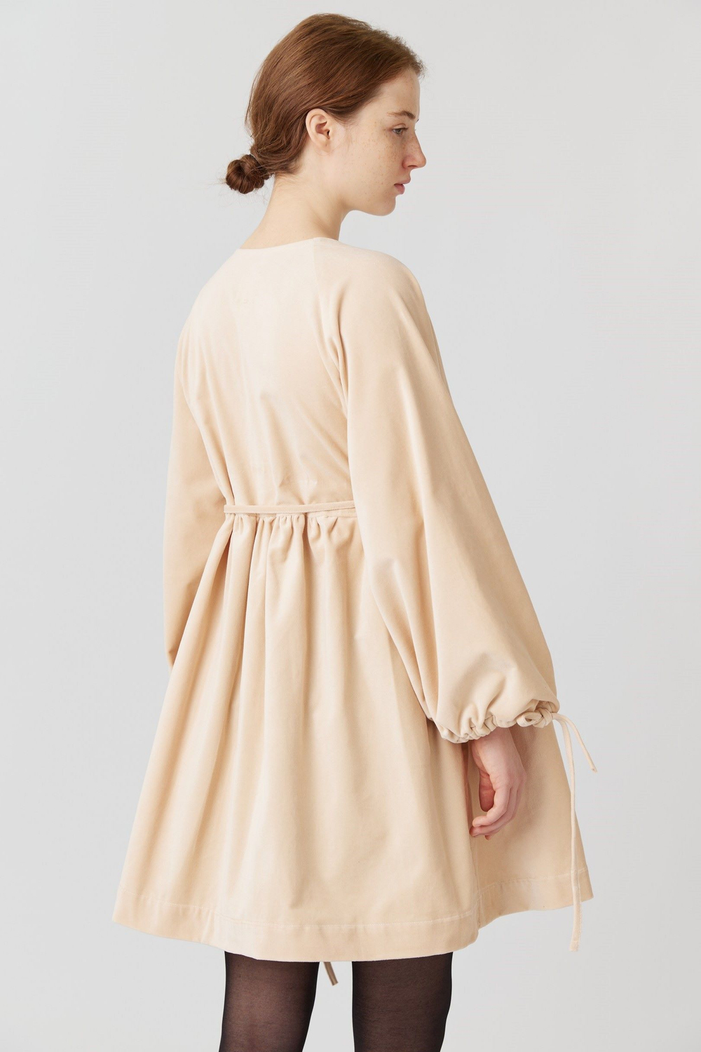 Платье на запах с широкими рукавами длины мини из бежевого бархата