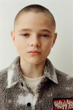 ZARA КУРТКА-РУБАШКА ИЗ ИСКУССТВЕННОЙ ОВЧИНЫ С ЗАПЛАТКАМИ В СТИЛЕ ТАЙ-ДАЙ, КОРИЧНЕВЫЙ