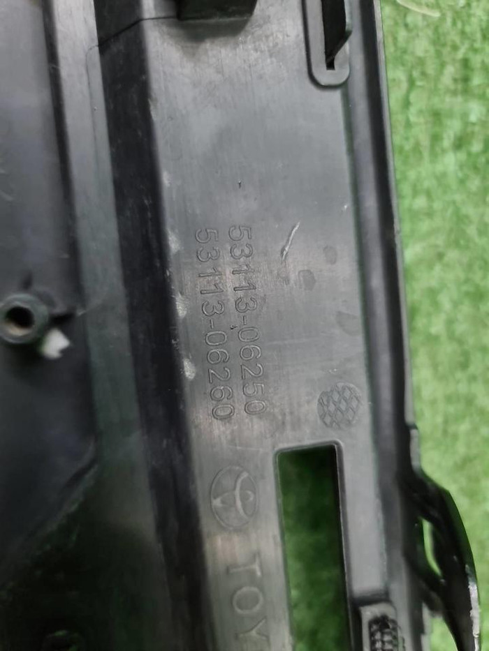 Решетка переднего бампера Toyota Camry xv70 20-нв