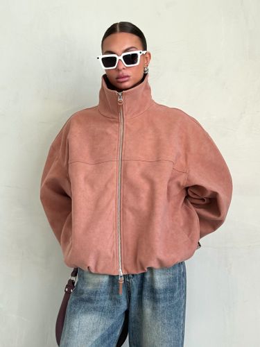 Объемная куртка пудрово-розового цвета из замши