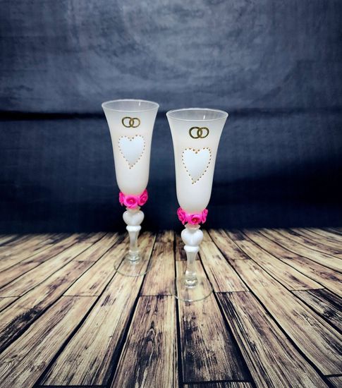 Свадебные бокалы , белые с сердцем и цветочками на ножке