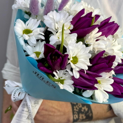 «Пурпурная дымка» букет из ромашек и тюльпанов