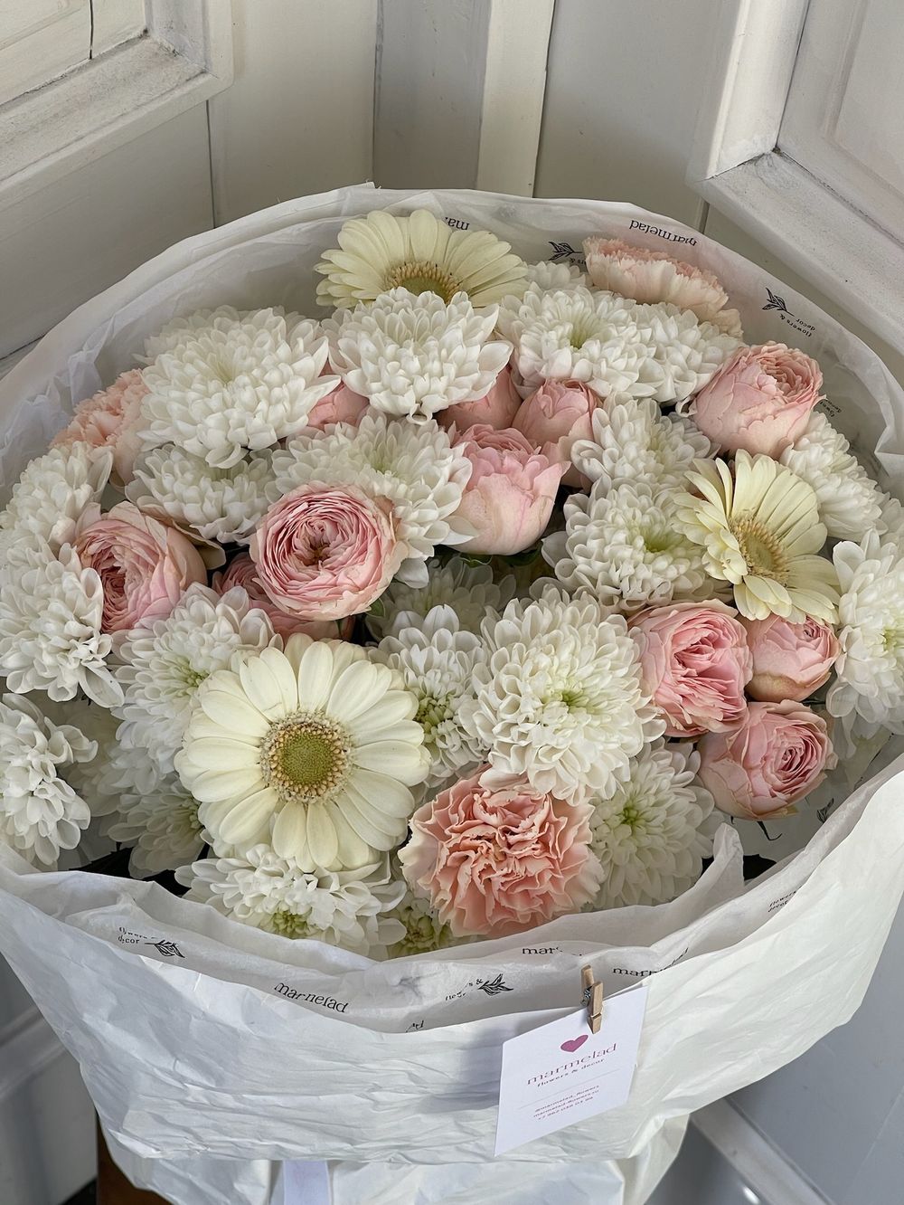 Букет из хризантемы, кустовой пионовидной розы и минигербер