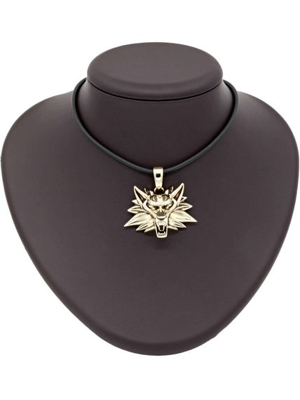 Фото подвески Волк из бронзы на постаменте в масштабе.