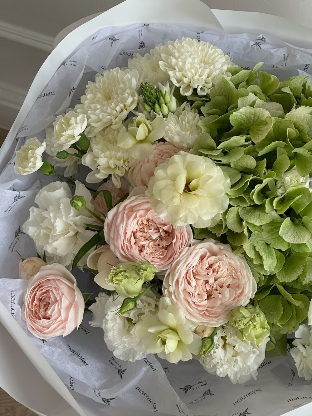 Букет из гортензии, кустовых пионовидных роз, лизиантуса и диантусов