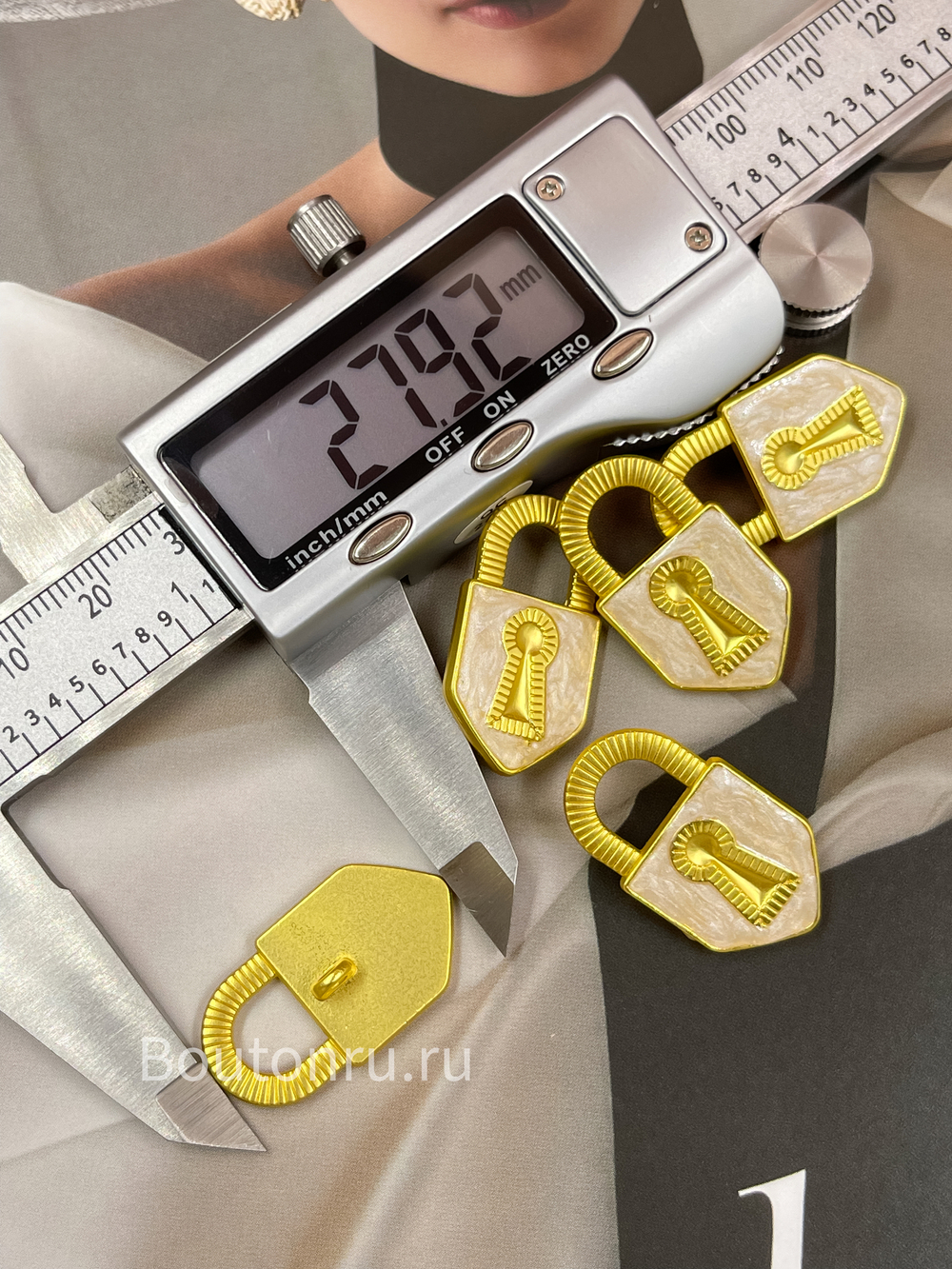 Пуговицы замочек золотистые с белой перламутровой эмалью Скиапар.