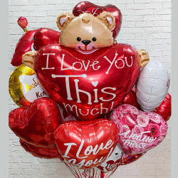 Большая композиция из красных сердец и мишкой