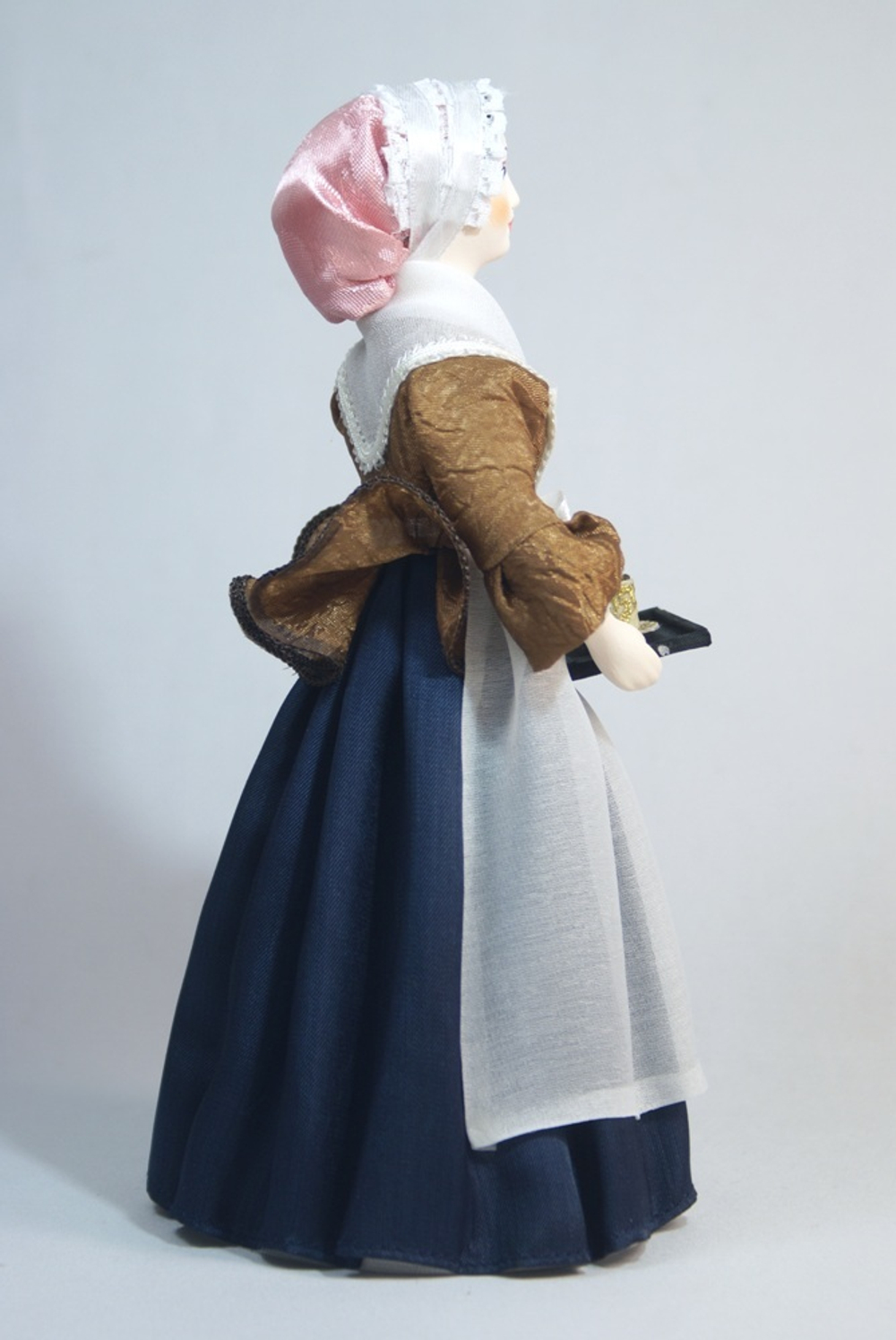 Кукла фарфоровая в костюме служанки 18 века Шоколадница Лиотара