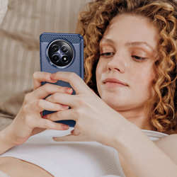 Чехол синего цвета с дизайном под карбон на Realme 12 5G, серия Carbon от Caseport