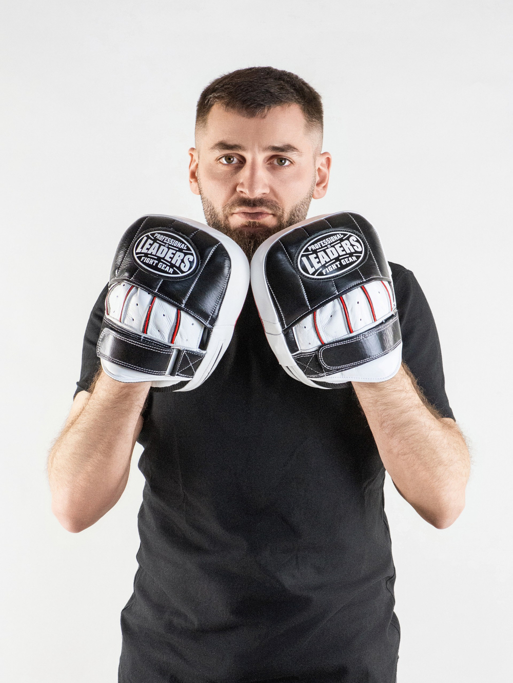 Лапы тренерские LEADERS CLASSIC (кожа, красный/черный/белый)