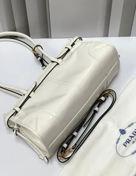 Кожаная средняя сумка Prada Bonnie белый