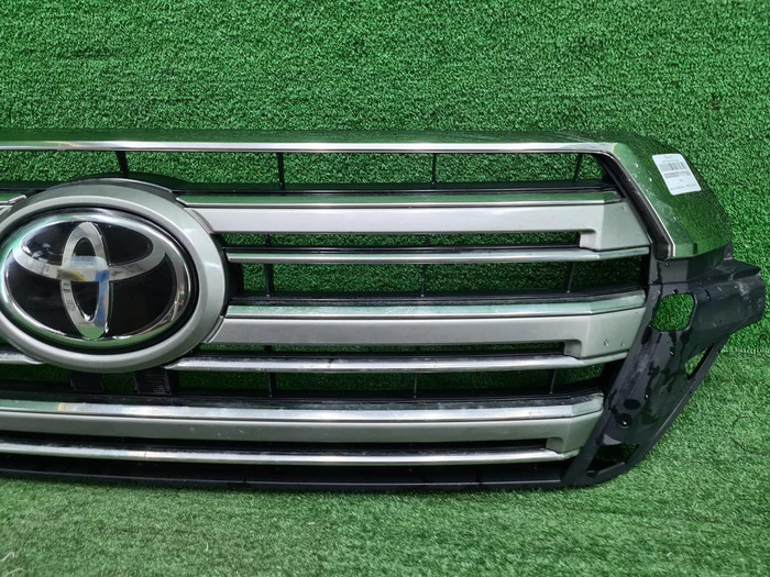 Решетка радиатора Toyota Land Cruiser 200 (15-21)