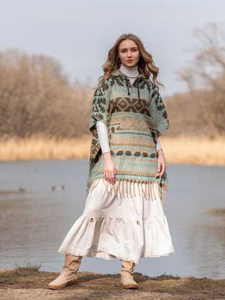 Пончо шерстяное с орнаментом