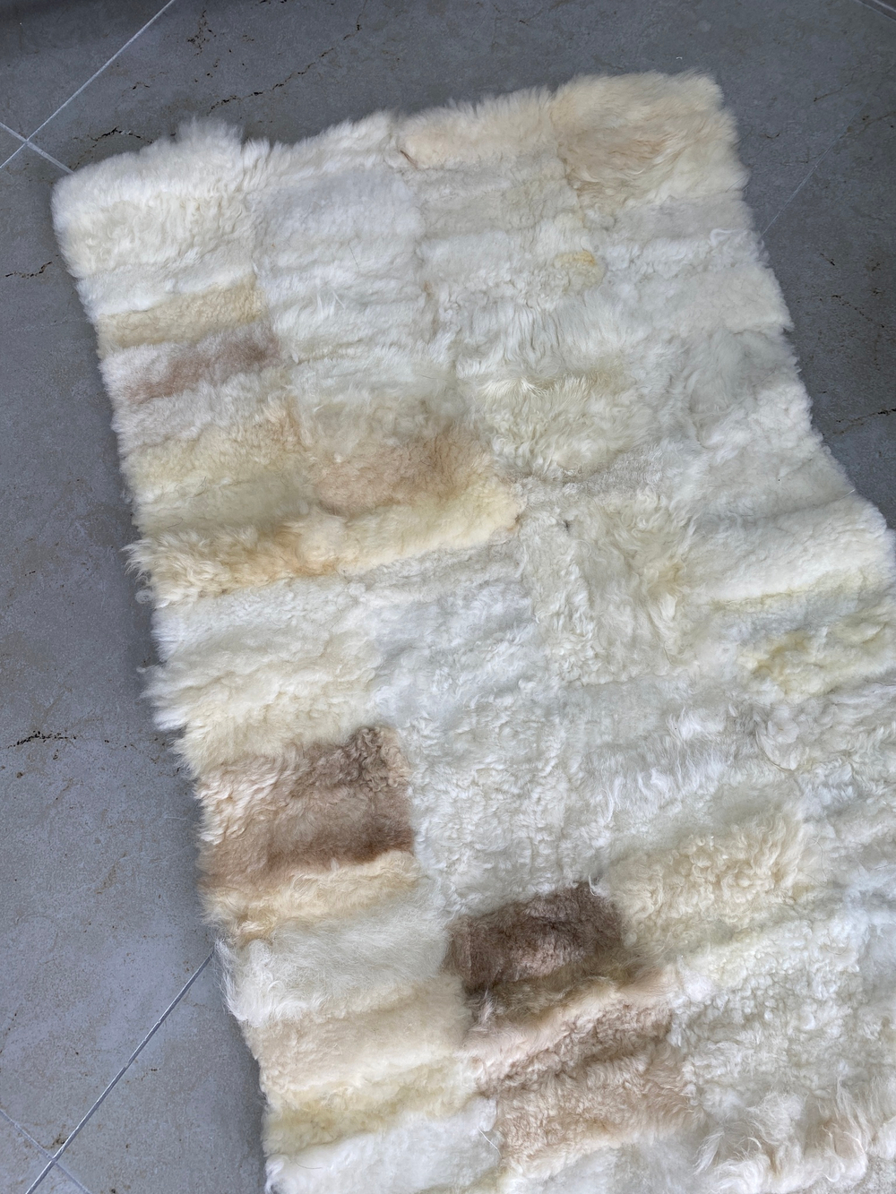 Коврик прикроватный накидка на кресло из кусочков овчины, 160 х 50 см.