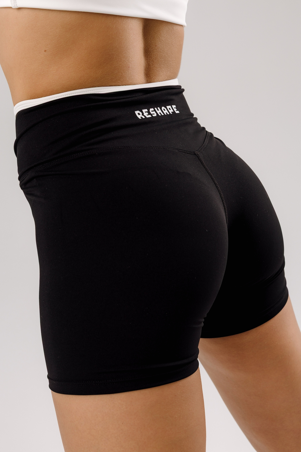 Костюм базовый с велосипедками с V-образным поясом и удлиненным топом