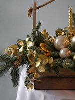 Композиция в деревянном ящике с золотыми свечами