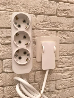 Удлинитель электрический с плоской потайной вилкой невидимкой (за шкаф) 3 розетки 1.5 Метра вилкой (за шкаф) Сетевой фильтр бытовой (удлинитель)
