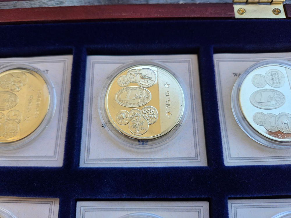 Europe. Exquisite Collection of 12 Euro-Themed Medals — A Numismatic Treasure in a Luxurious Display Case