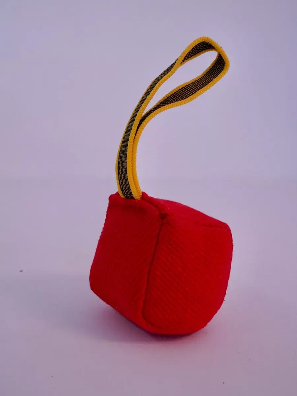 Кубик кусалка для собак. С ручкой. Красный