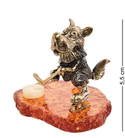 Народные промыслы AM- 239 Фигурка «Волк хоккеист» (латунь, янтарь)