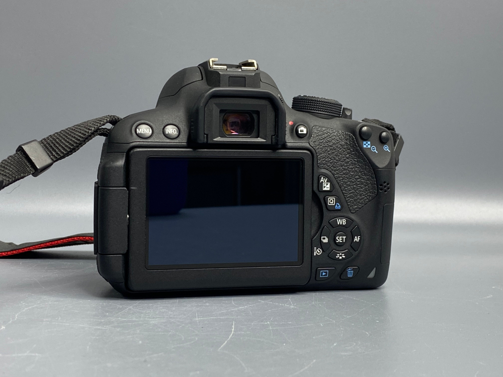 Canon EOS 700D kit 18-55mm IS STM 1.500 кадров