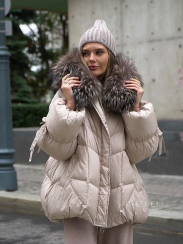 Бежевый пуховик с мехом енота и завязками на рукавах