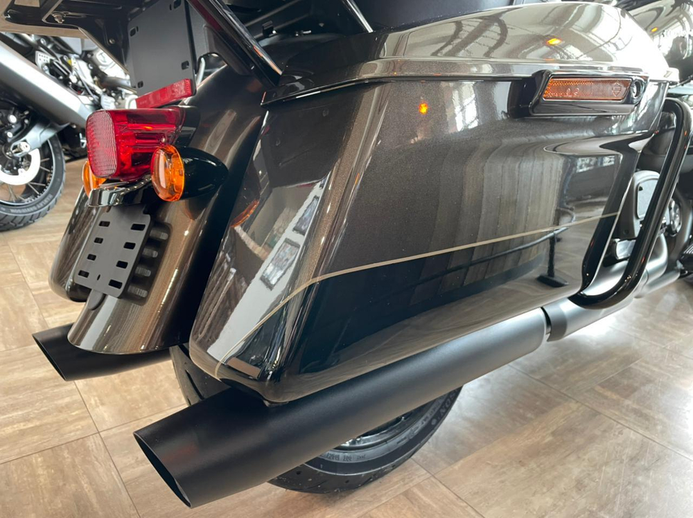 Ultra Limited, Harley-Davidson (FLHTK), 2020 "River Rock Gray / Vivid Black, Black Finish"